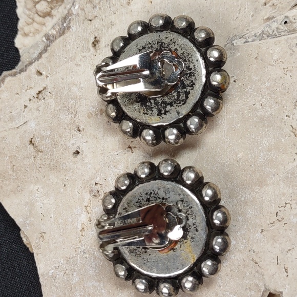 Vintage Silvertone Clip-on Earrings - Picture 3 of 4
